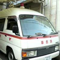 ミラーに写ると救急車