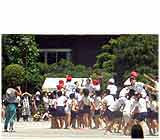 騎馬戦場カメラマンが左端