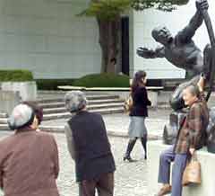 股間に手