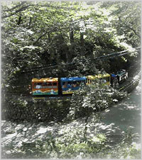 電車。運転士は人
